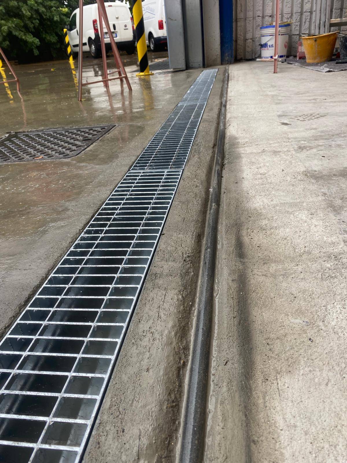 macera-termoidraulica-installazione-griglia-drenaggio-capannone-industriale-milano (1)