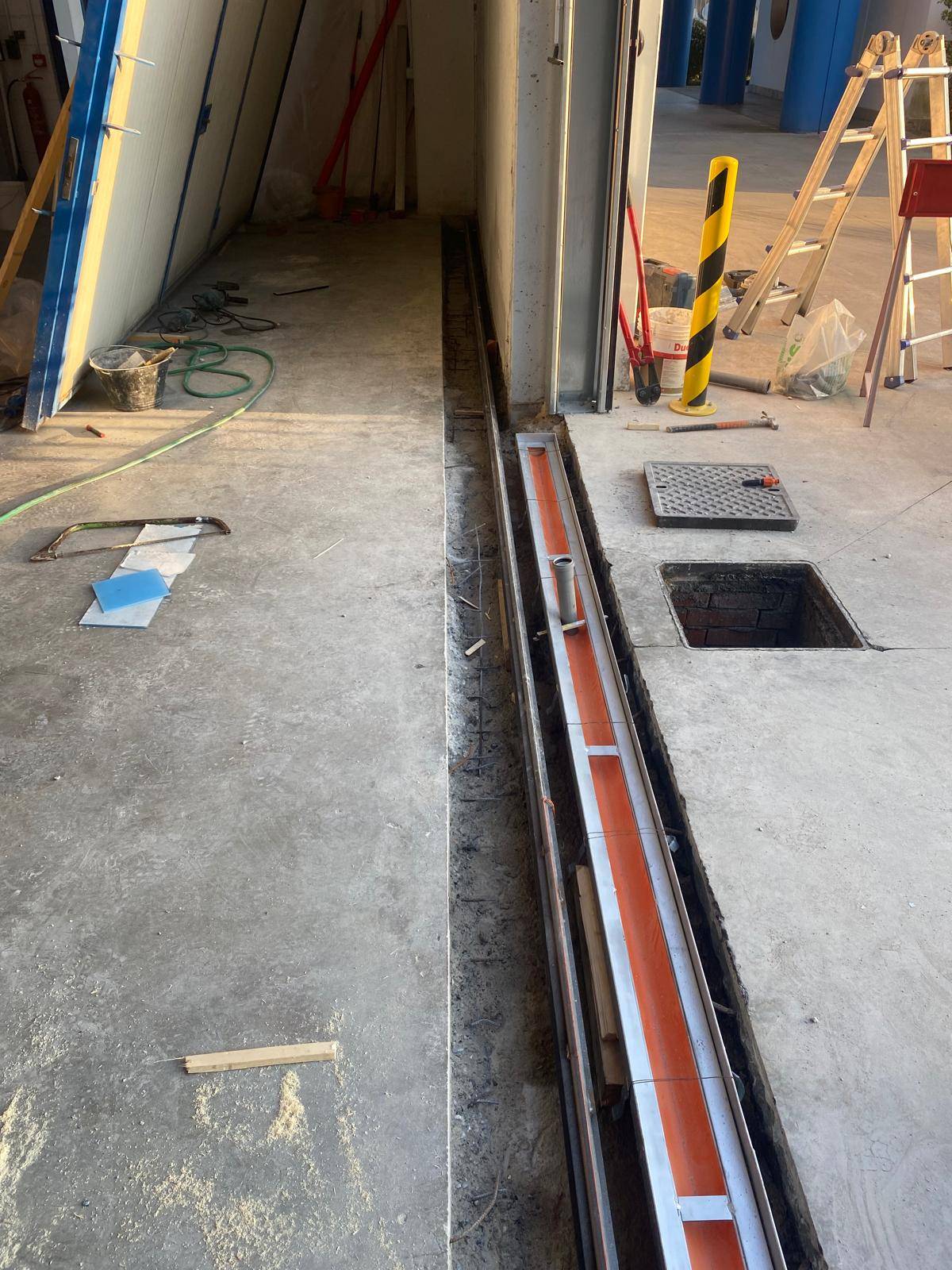 macera-termoidraulica-installazione-griglia-drenaggio-capannone-industriale-milano (4)