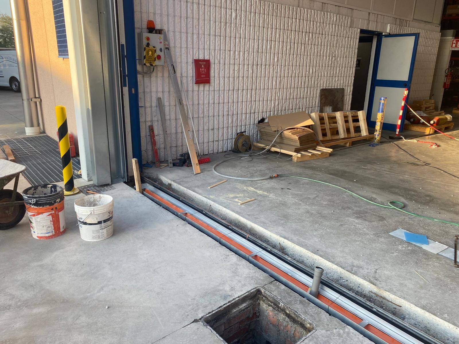 macera-termoidraulica-installazione-griglia-drenaggio-capannone-industriale-milano (5)