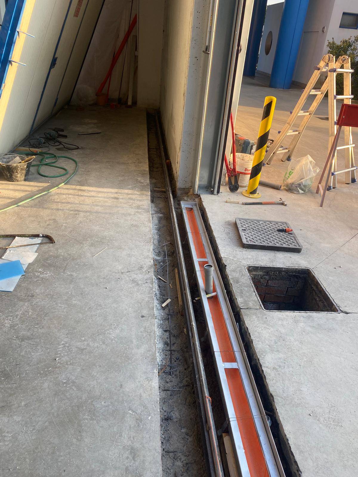 macera-termoidraulica-installazione-griglia-drenaggio-capannone-industriale-milano (2)